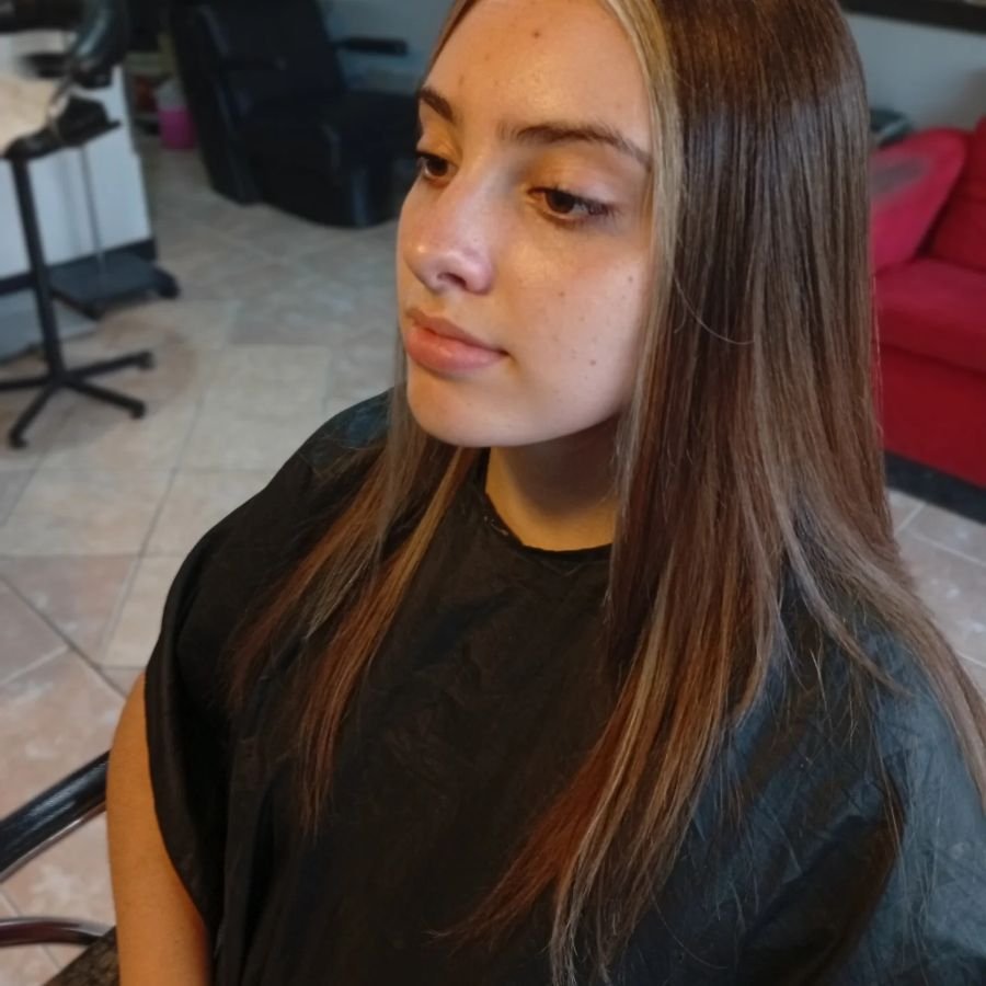 Pelo largo castaño