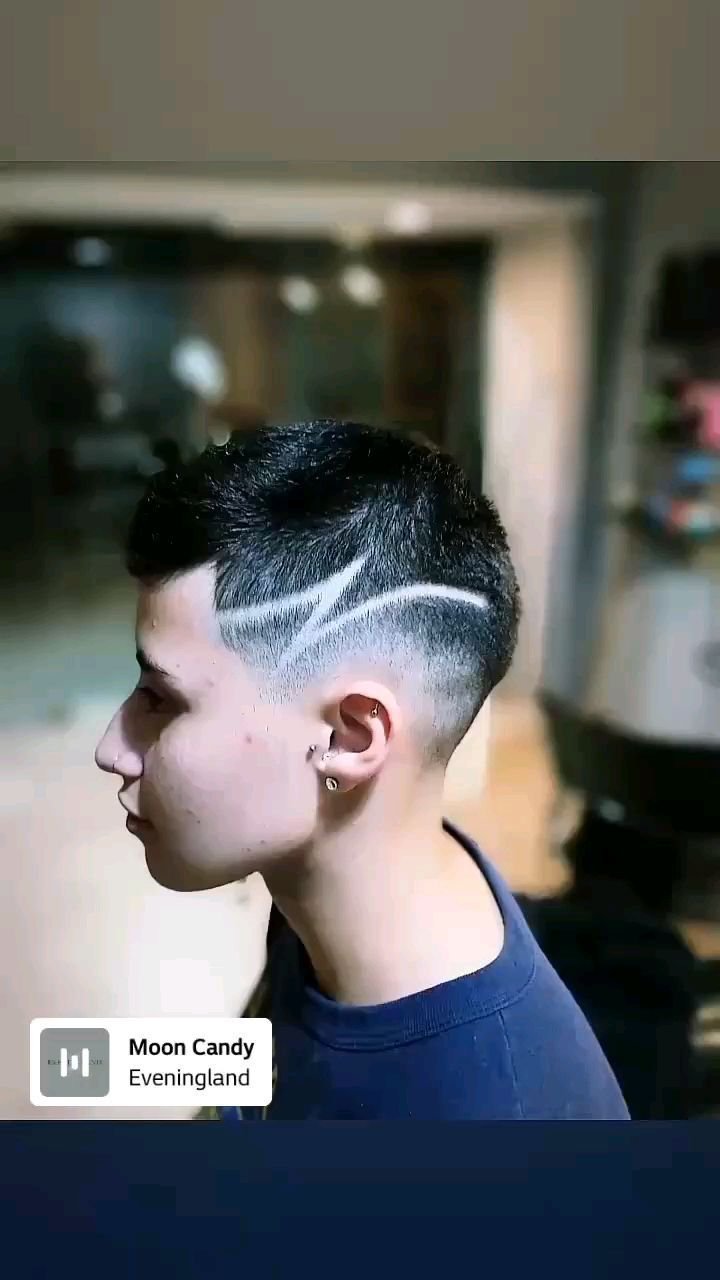 Corte masculino con fade y diseño